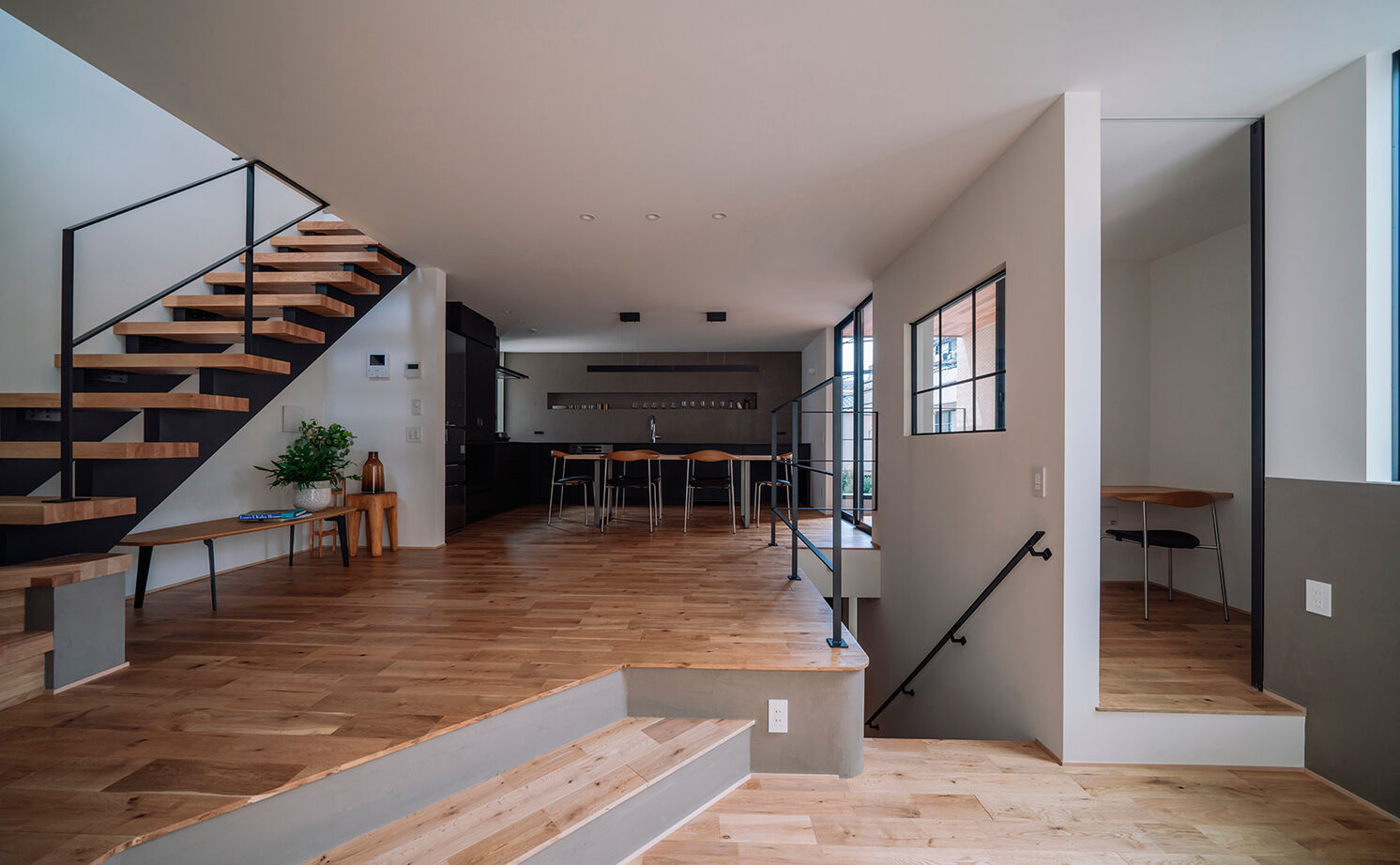 スタジオカーサ　一級建築士事務所 【4000万円～/38坪/ルーフデッキ】3階建てならではの屋上の開放感やバルコニーの心地よさを存分に愉しむ家の建築実例画像2