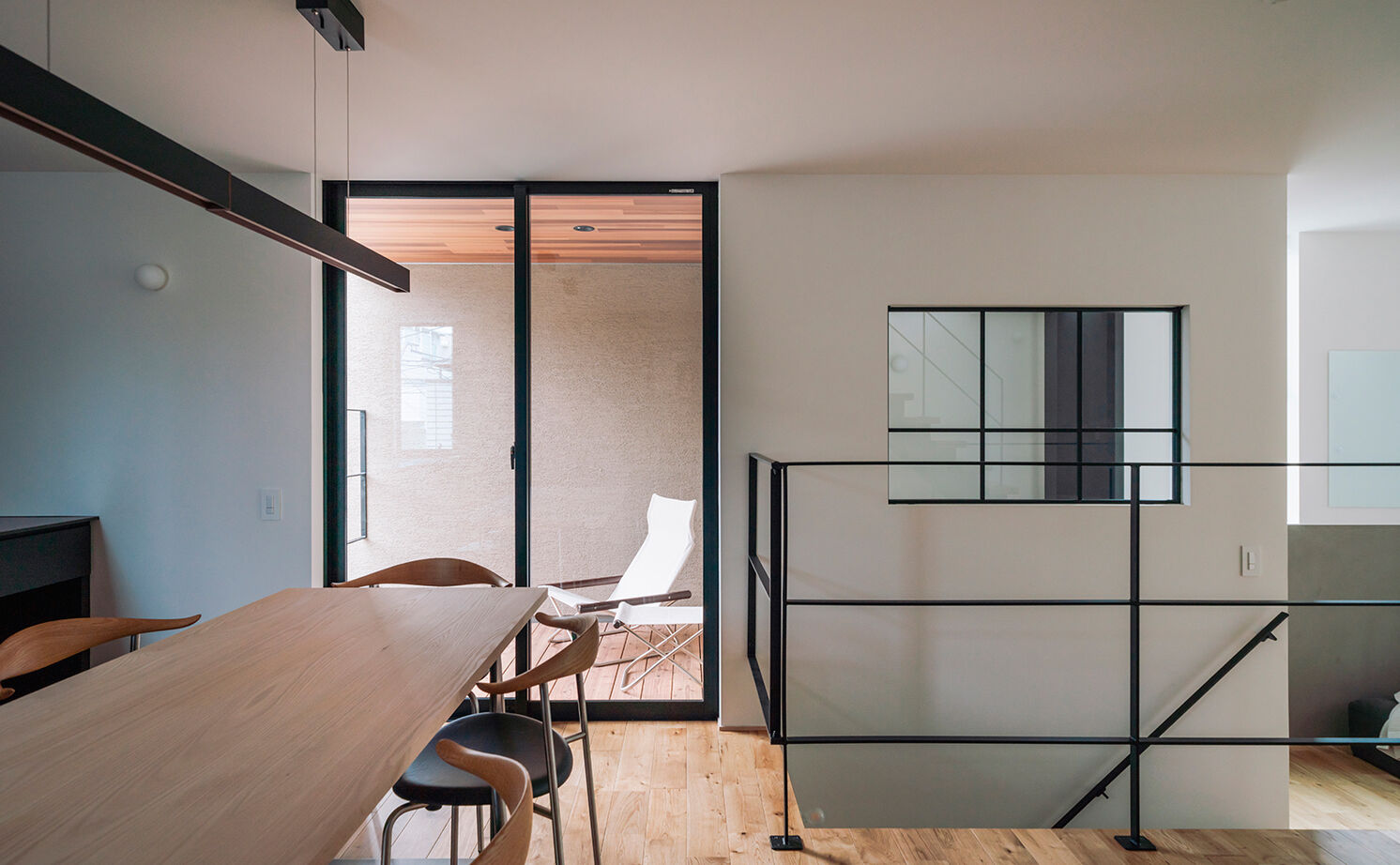 スタジオカーサ　一級建築士事務所 【4000万円～/38坪/ルーフデッキ】3階建てならではの屋上の開放感やバルコニーの心地よさを存分に愉しむ家の建築実例画像4