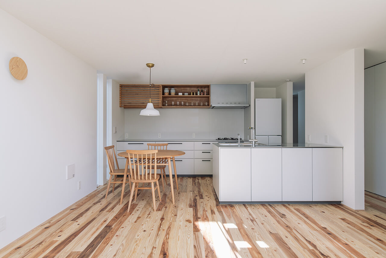 スタジオカーサ　一級建築士事務所 【3200万円/25坪/吹抜けリビング】窓から空の移ろいを愉しむ暮らし。家族時間が充実する、ミニマムな家の建築実例画像3