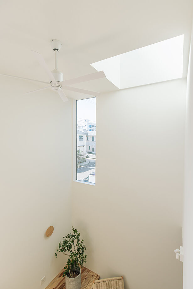 スタジオカーサ　一級建築士事務所 【3200万円/25坪/吹抜けリビング】窓から空の移ろいを愉しむ暮らし。家族時間が充実する、ミニマムな家の建築実例画像6