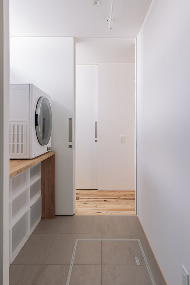 スタジオカーサ　一級建築士事務所 【3200万円/25坪/吹抜けリビング】窓から空の移ろいを愉しむ暮らし。家族時間が充実する、ミニマムな家の建築実例画像7