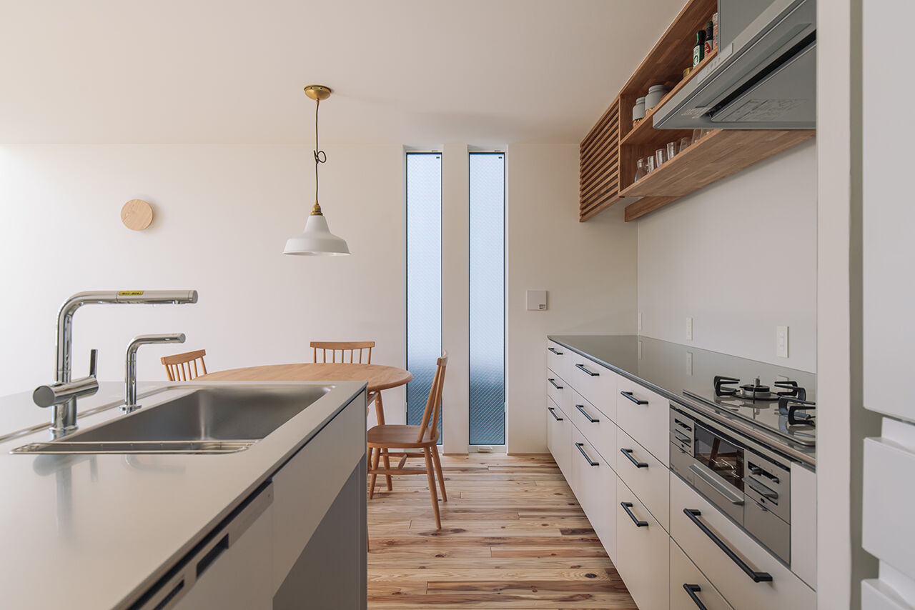 スタジオカーサ　一級建築士事務所 【3200万円/25坪/吹抜けリビング】窓から空の移ろいを愉しむ暮らし。家族時間が充実する、ミニマムな家の建築実例画像9