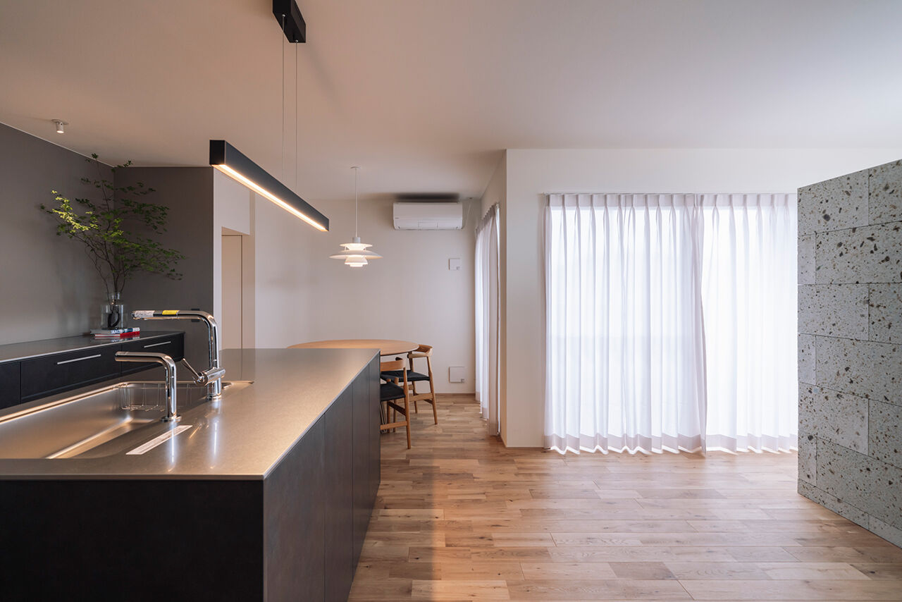 スタジオカーサ　一級建築士事務所 【3477万円/25坪/狭小地】限られた敷地で愛犬とのびやかに暮らす。回遊動線のインナーバルコニーがある家の建築実例画像3