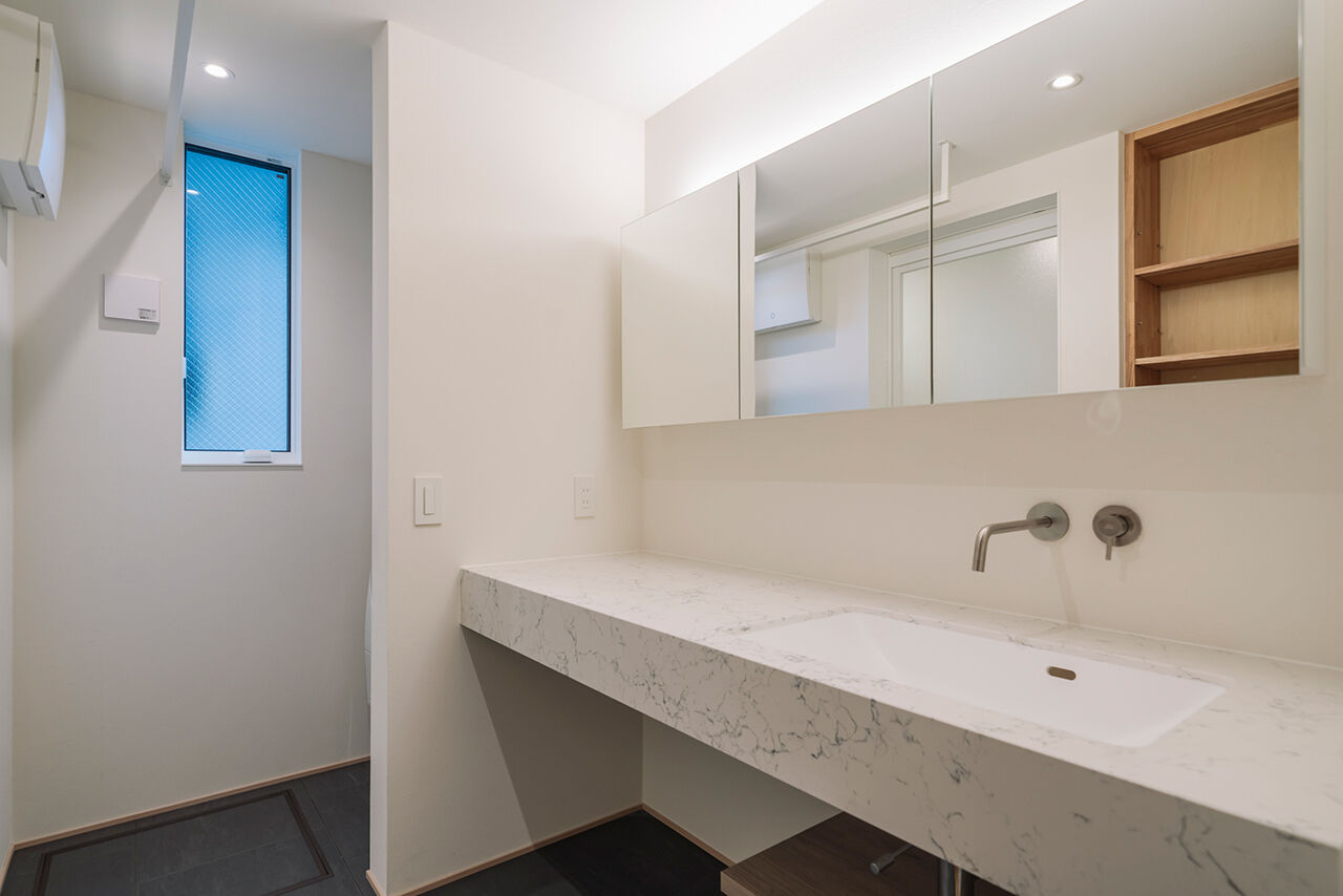 スタジオカーサ　一級建築士事務所 【3477万円/25坪/狭小地】限られた敷地で愛犬とのびやかに暮らす。回遊動線のインナーバルコニーがある家の建築実例画像9