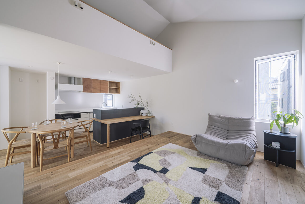 スタジオカーサ　一級建築士事務所 【2800万円/22坪/狭小地】吹抜けリビングやインナーバルコニーの開放感。面積以上の空間の広がりを感じる家の建築実例画像2