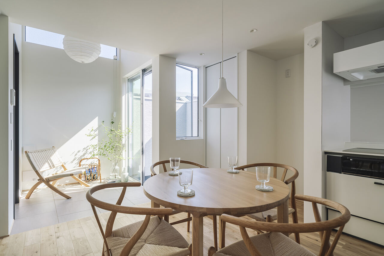 スタジオカーサ　一級建築士事務所 【2800万円/22坪/狭小地】吹抜けリビングやインナーバルコニーの開放感。面積以上の空間の広がりを感じる家の建築実例画像3