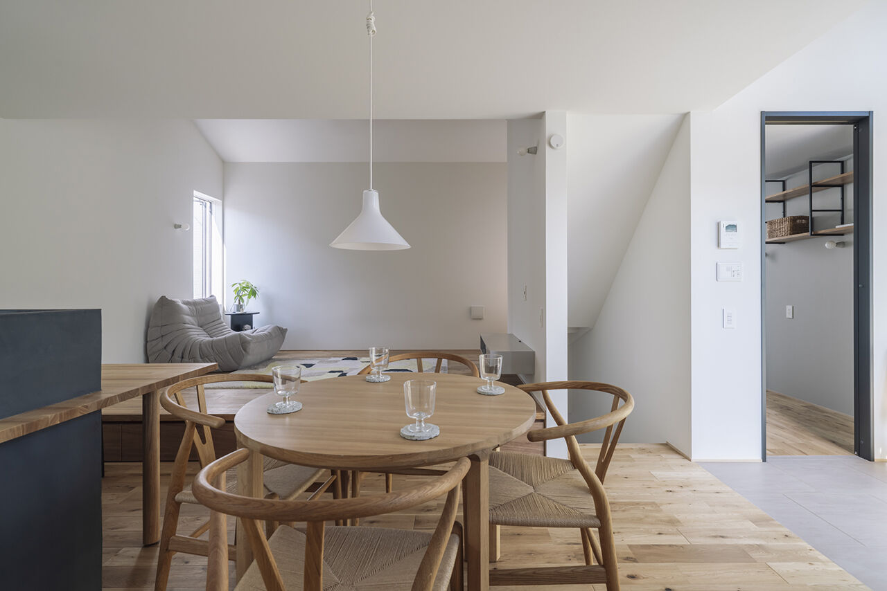 スタジオカーサ　一級建築士事務所 【2800万円/22坪/狭小地】吹抜けリビングやインナーバルコニーの開放感。面積以上の空間の広がりを感じる家の建築実例画像4