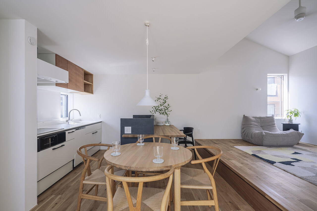 スタジオカーサ　一級建築士事務所 【2800万円/22坪/狭小地】吹抜けリビングやインナーバルコニーの開放感。面積以上の空間の広がりを感じる家の建築実例画像5