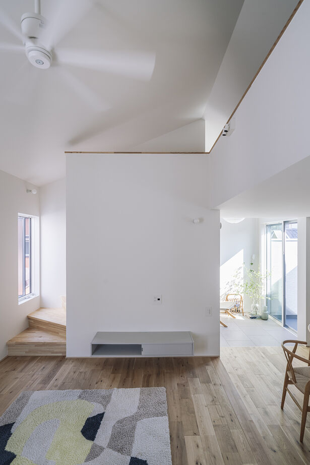 スタジオカーサ　一級建築士事務所 【2800万円/22坪/狭小地】吹抜けリビングやインナーバルコニーの開放感。面積以上の空間の広がりを感じる家の建築実例画像6