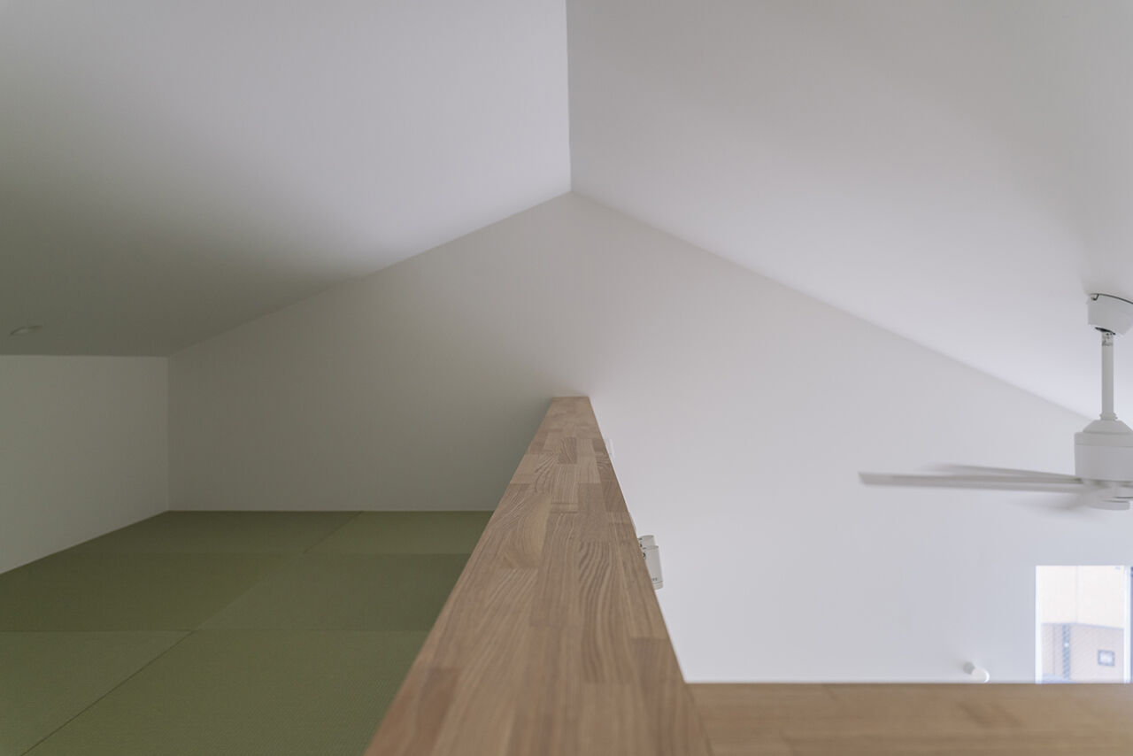 スタジオカーサ　一級建築士事務所 【2800万円/22坪/狭小地】吹抜けリビングやインナーバルコニーの開放感。面積以上の空間の広がりを感じる家の建築実例画像7