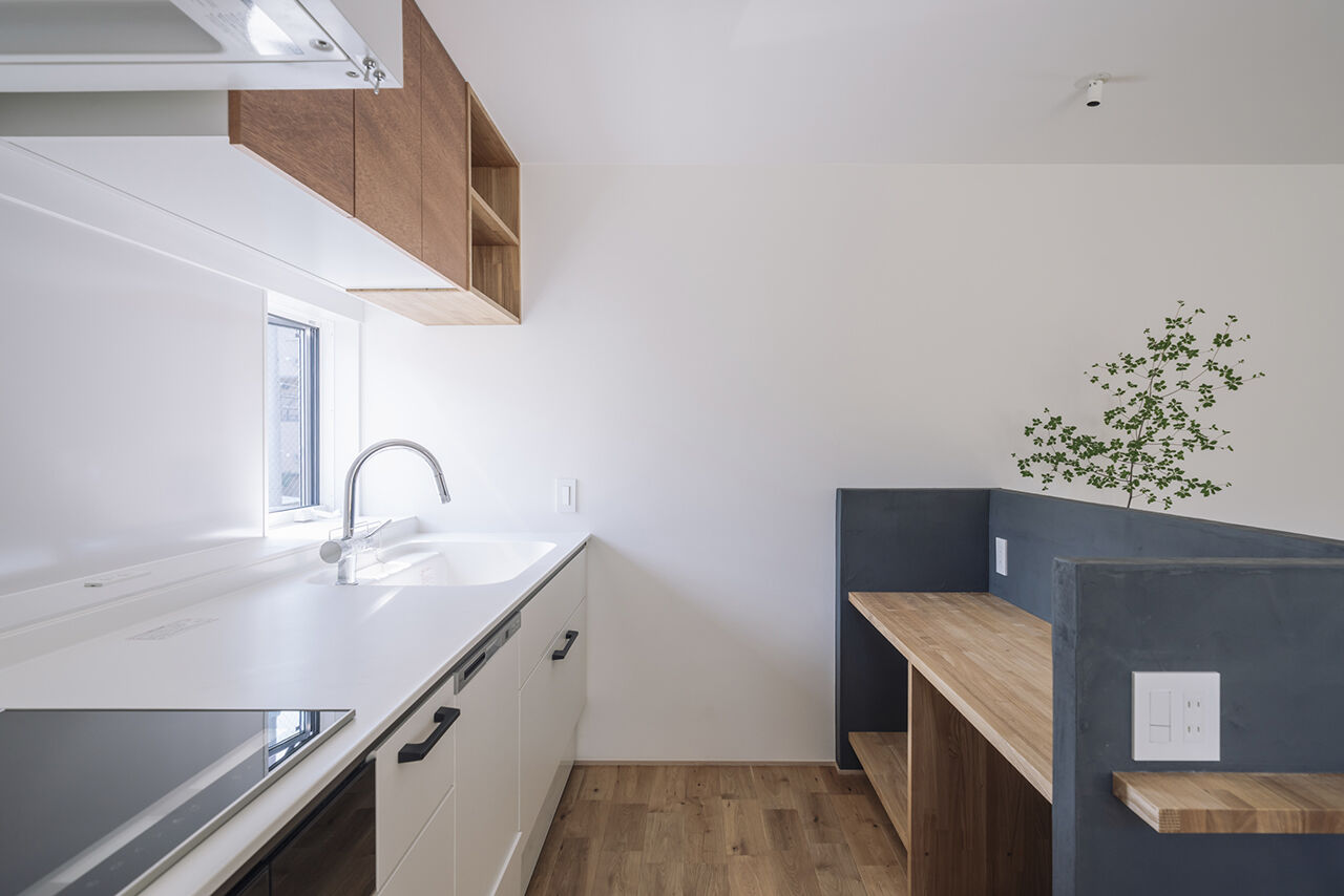 スタジオカーサ　一級建築士事務所 【2800万円/22坪/狭小地】吹抜けリビングやインナーバルコニーの開放感。面積以上の空間の広がりを感じる家の建築実例画像8