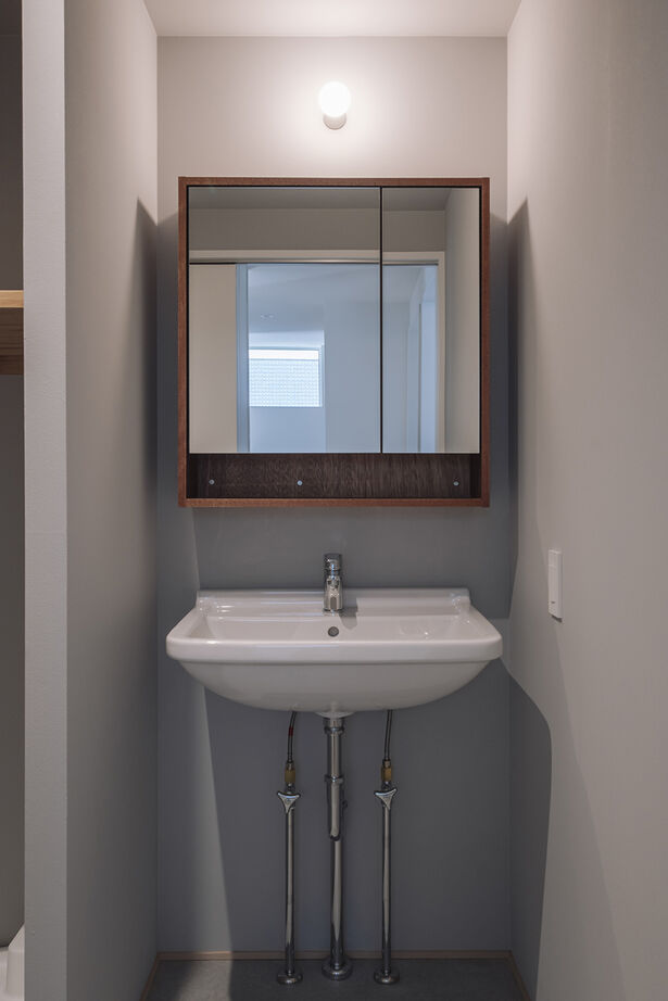 スタジオカーサ　一級建築士事務所 【2800万円/22坪/狭小地】吹抜けリビングやインナーバルコニーの開放感。面積以上の空間の広がりを感じる家の建築実例画像9