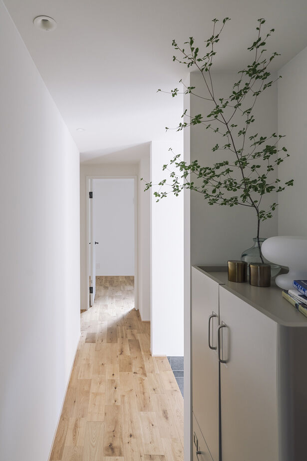 スタジオカーサ　一級建築士事務所 【2800万円/22坪/狭小地】吹抜けリビングやインナーバルコニーの開放感。面積以上の空間の広がりを感じる家の建築実例画像10