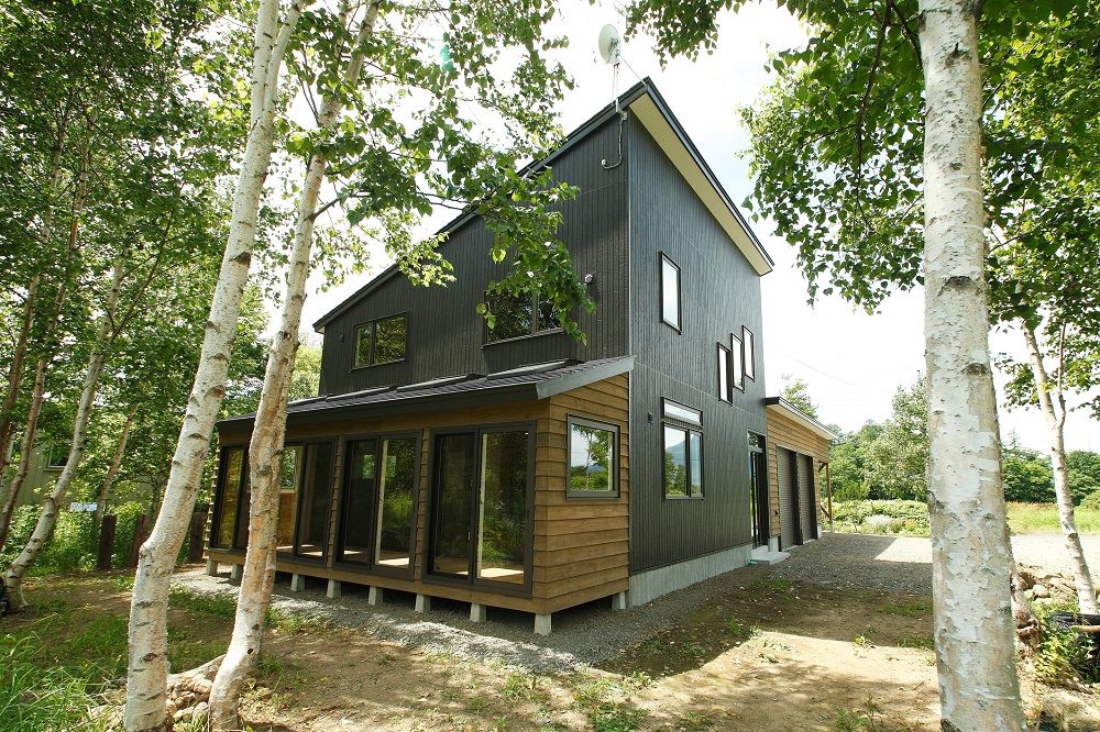 晃和住宅 【4LDK×無垢材×ガレージ】自由設計でサンルームも併設　木を全体で感じられる暖かい我が家の建築実例画像