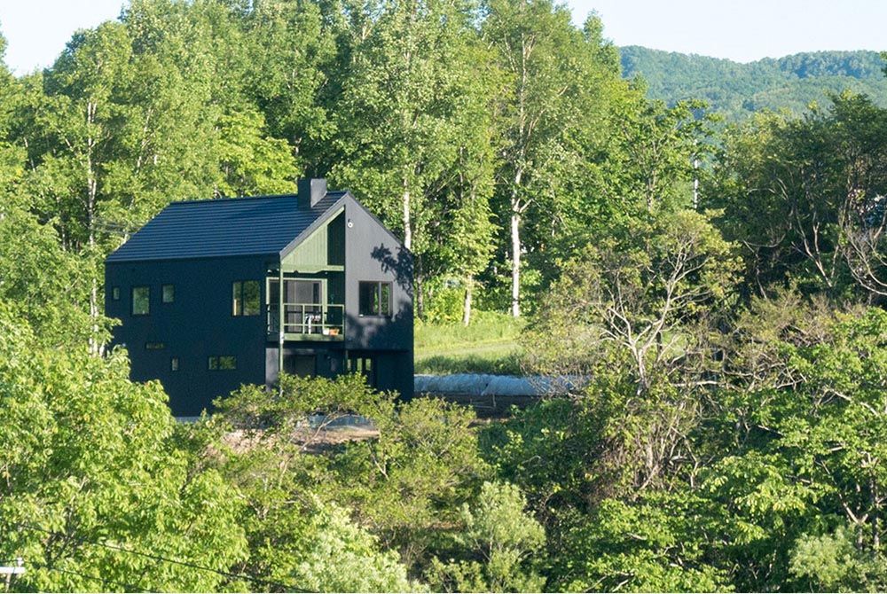 晃和住宅 【狭小地×ペットと暮らす×2階リビング】ニセコの大自然に溶け込み眺望にこだわった"Happy"な木の家の建築実例画像2