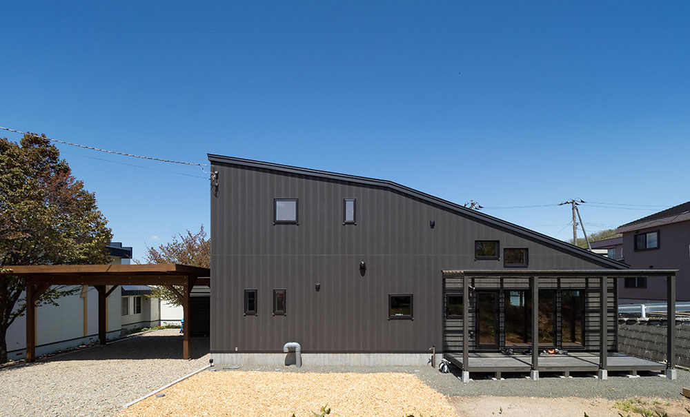 晃和住宅 【ウッドデッキ×広々LDK×無垢材】家に居ながら自然を感じられる家の建築実例画像