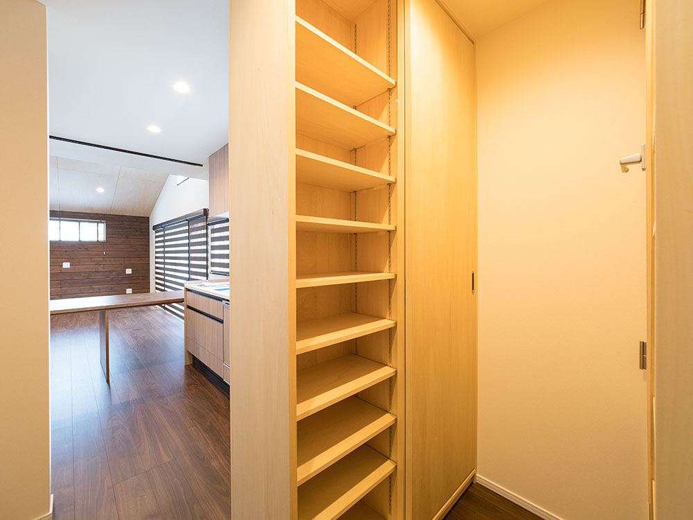 晃和住宅 【ウッドデッキ×広々LDK×無垢材】家に居ながら自然を感じられる家の建築実例画像6