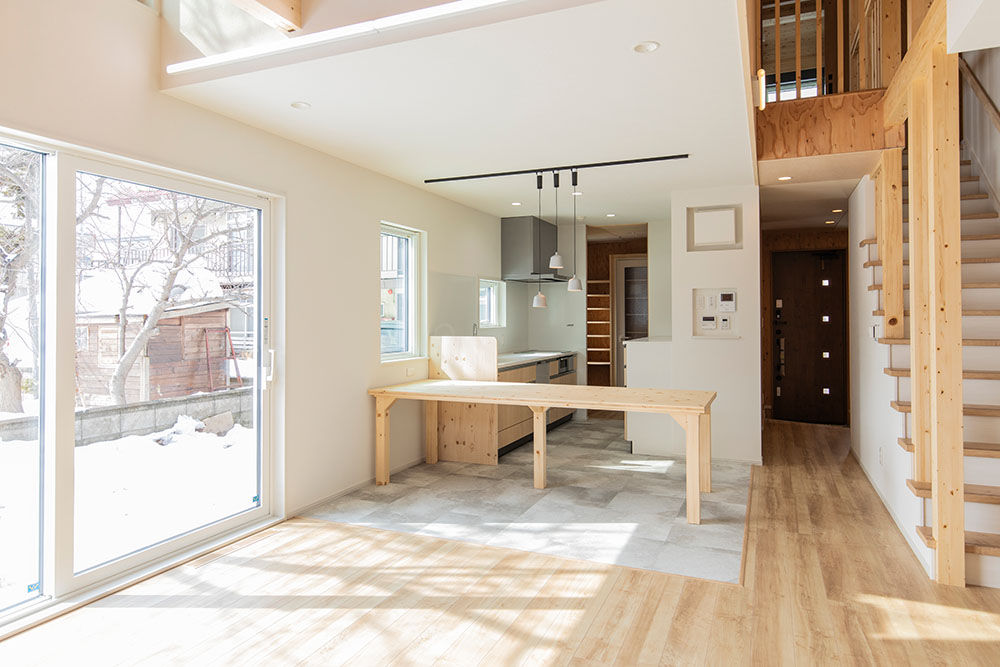 晃和住宅 【札幌市/旗竿地/自然素材】家事動線を考えた間取りが魅力的、木の素材感を楽しむ家の建築実例画像2
