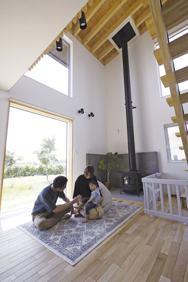 晃和住宅 【薪ストーブ/吹抜け/自然素材】北海道の憧れをカタチに、大きな窓から雄大な景色を一望の建築実例画像