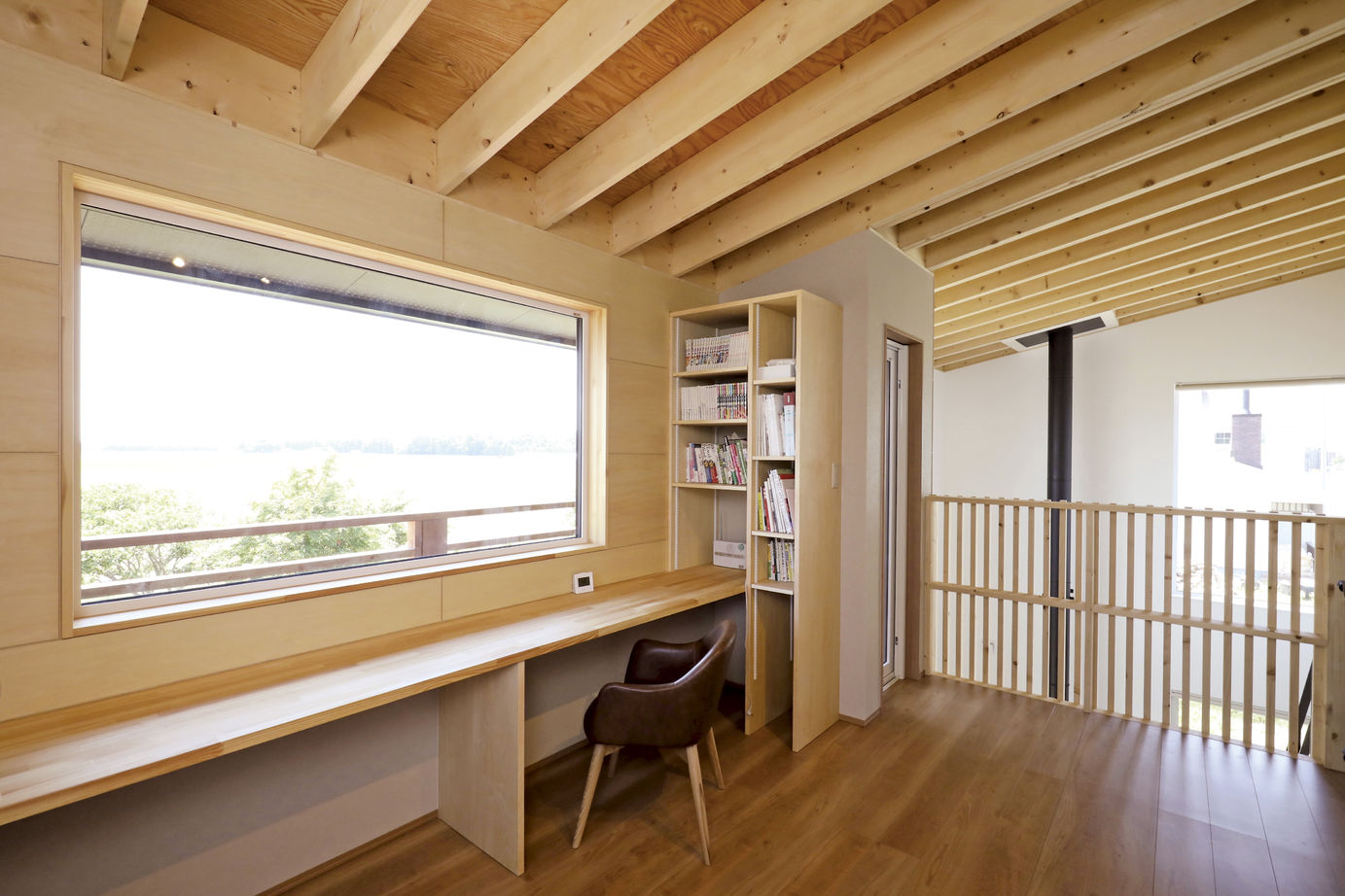 晃和住宅 【薪ストーブ/吹抜け/自然素材】北海道の憧れをカタチに、大きな窓から雄大な景色を一望の建築実例画像3