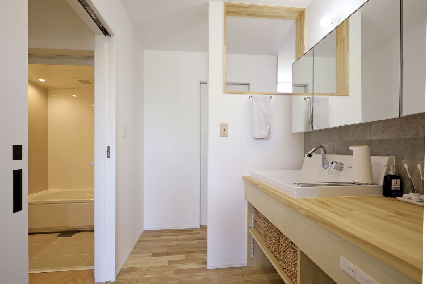 晃和住宅 【薪ストーブ/吹抜け/自然素材】北海道の憧れをカタチに、大きな窓から雄大な景色を一望の建築実例画像5