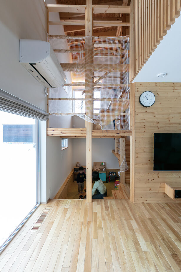 晃和住宅 【吹抜け/スキップ/現し天井】空間がスキップする4層構造　吹抜けの階段、天井は木現しの建築実例画像