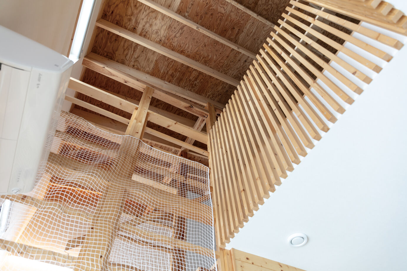 晃和住宅 【吹抜け/スキップ/現し天井】空間がスキップする4層構造　吹抜けの階段、天井は木現しの建築実例画像2