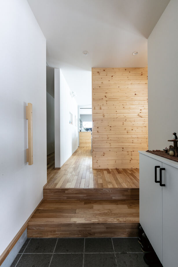 晃和住宅 【吹抜け/スキップ/現し天井】空間がスキップする4層構造　吹抜けの階段、天井は木現しの建築実例画像3