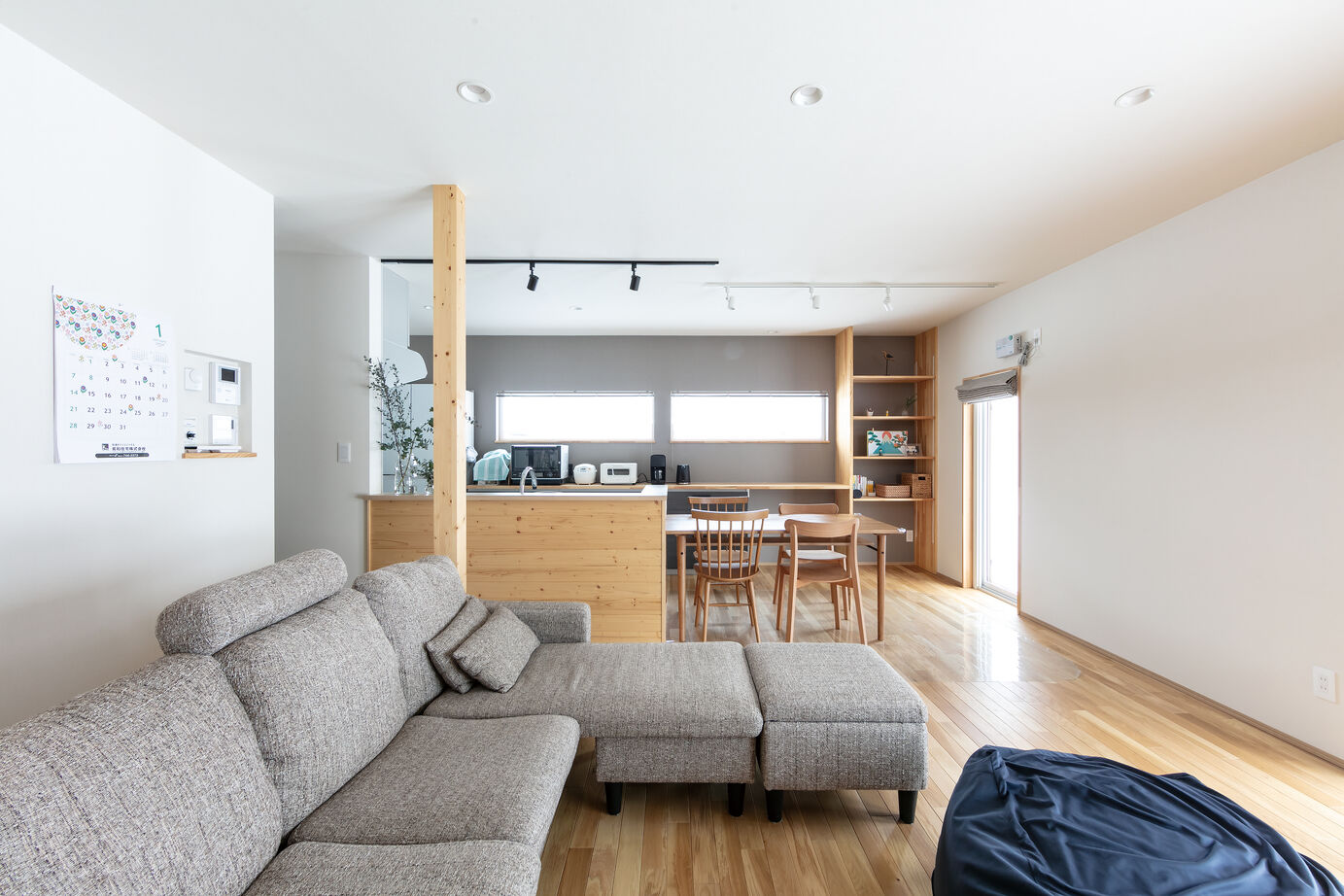 晃和住宅 【吹抜け/スキップ/現し天井】空間がスキップする4層構造　吹抜けの階段、天井は木現しの建築実例画像4