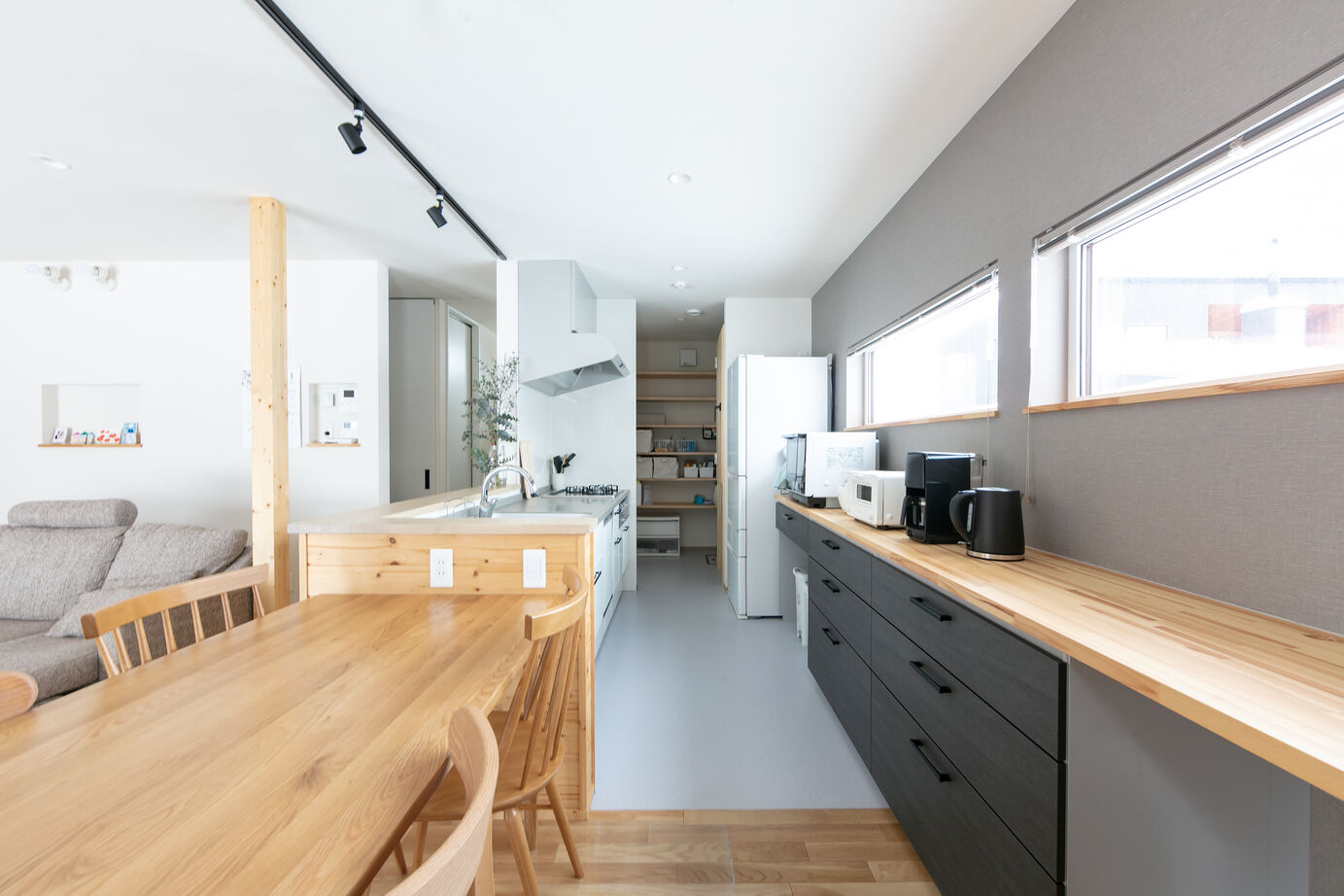 晃和住宅 【吹抜け/スキップ/現し天井】空間がスキップする4層構造　吹抜けの階段、天井は木現しの建築実例画像5