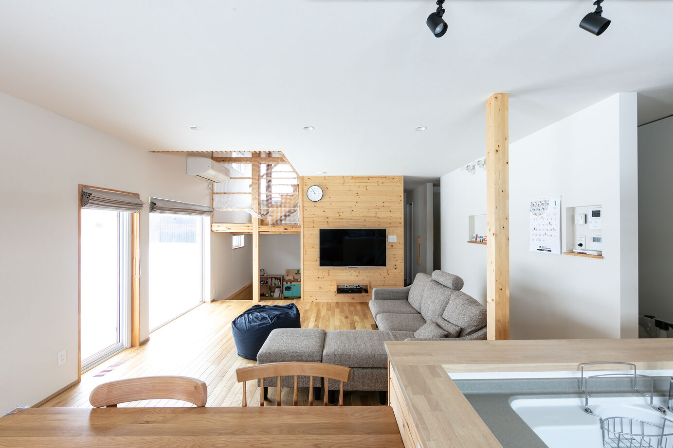 晃和住宅 【吹抜け/スキップ/現し天井】空間がスキップする4層構造　吹抜けの階段、天井は木現しの建築実例画像7