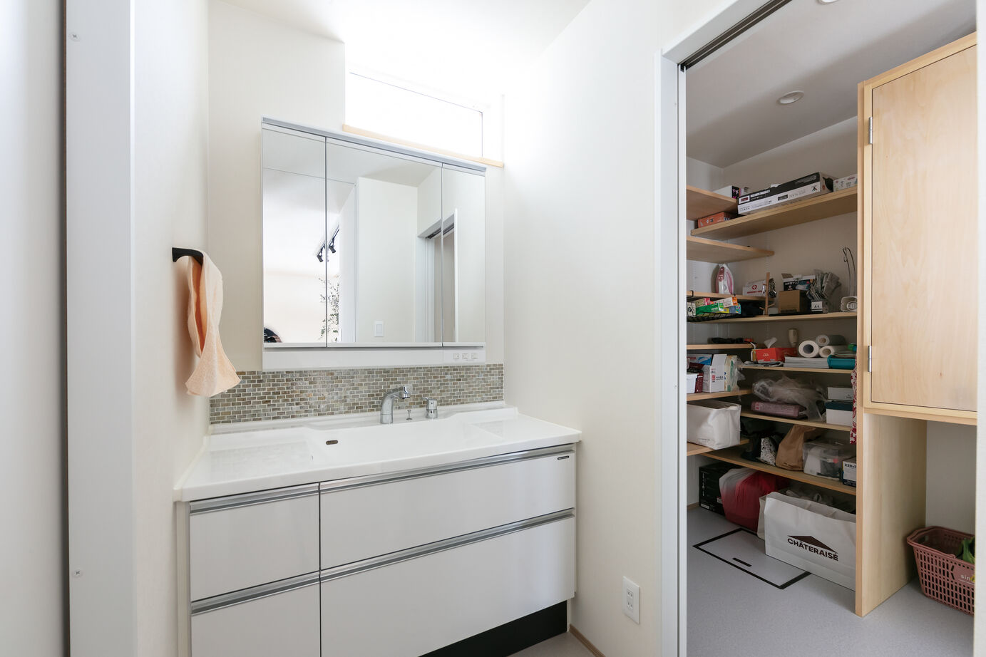 晃和住宅 【吹抜け/スキップ/現し天井】空間がスキップする4層構造　吹抜けの階段、天井は木現しの建築実例画像8