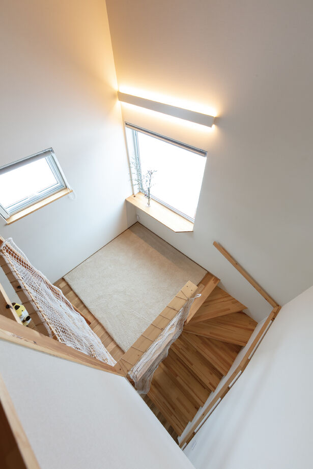 晃和住宅 【吹抜け/スキップ/現し天井】空間がスキップする4層構造　吹抜けの階段、天井は木現しの建築実例画像10