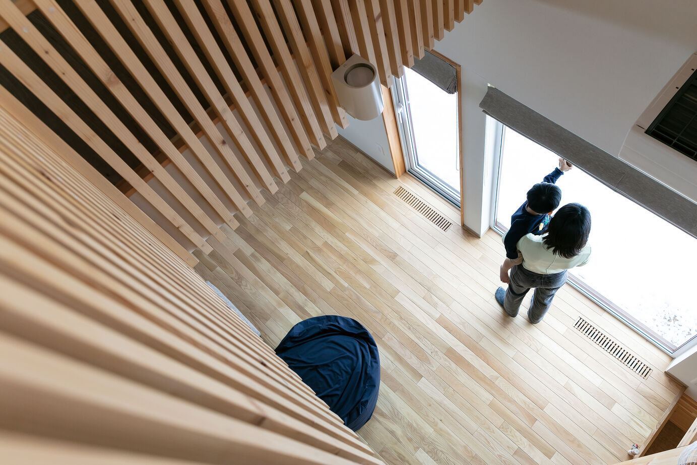 晃和住宅 【吹抜け/スキップ/現し天井】空間がスキップする4層構造　吹抜けの階段、天井は木現しの建築実例画像12