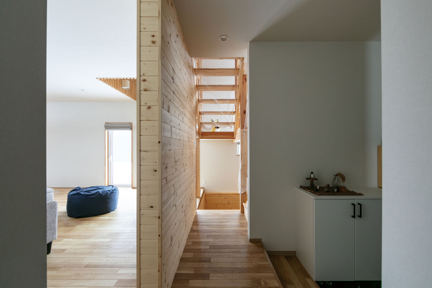 晃和住宅 【吹抜け/スキップ/現し天井】空間がスキップする4層構造　吹抜けの階段、天井は木現しの建築実例画像13