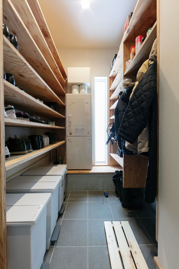 晃和住宅 【吹抜け/スキップ/現し天井】空間がスキップする4層構造　吹抜けの階段、天井は木現しの建築実例画像14