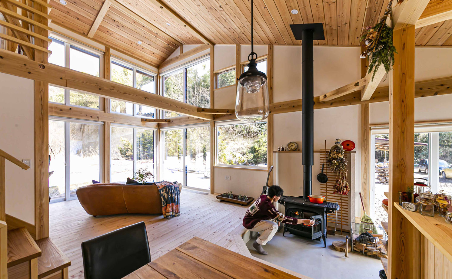 佐七建設 まるで別世界。空を、風を、季節の移り変わりを感じて暮らす。炎を囲み、自然との調和を楽しむ住まいの建築実例画像2