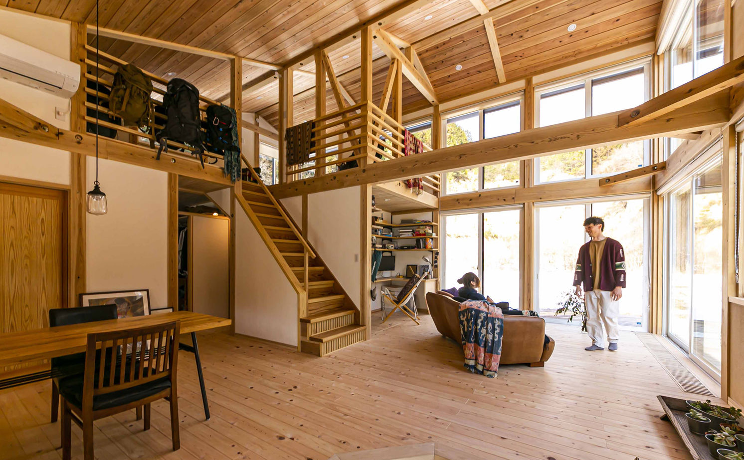 佐七建設 まるで別世界。空を、風を、季節の移り変わりを感じて暮らす。炎を囲み、自然との調和を楽しむ住まいの建築実例画像4