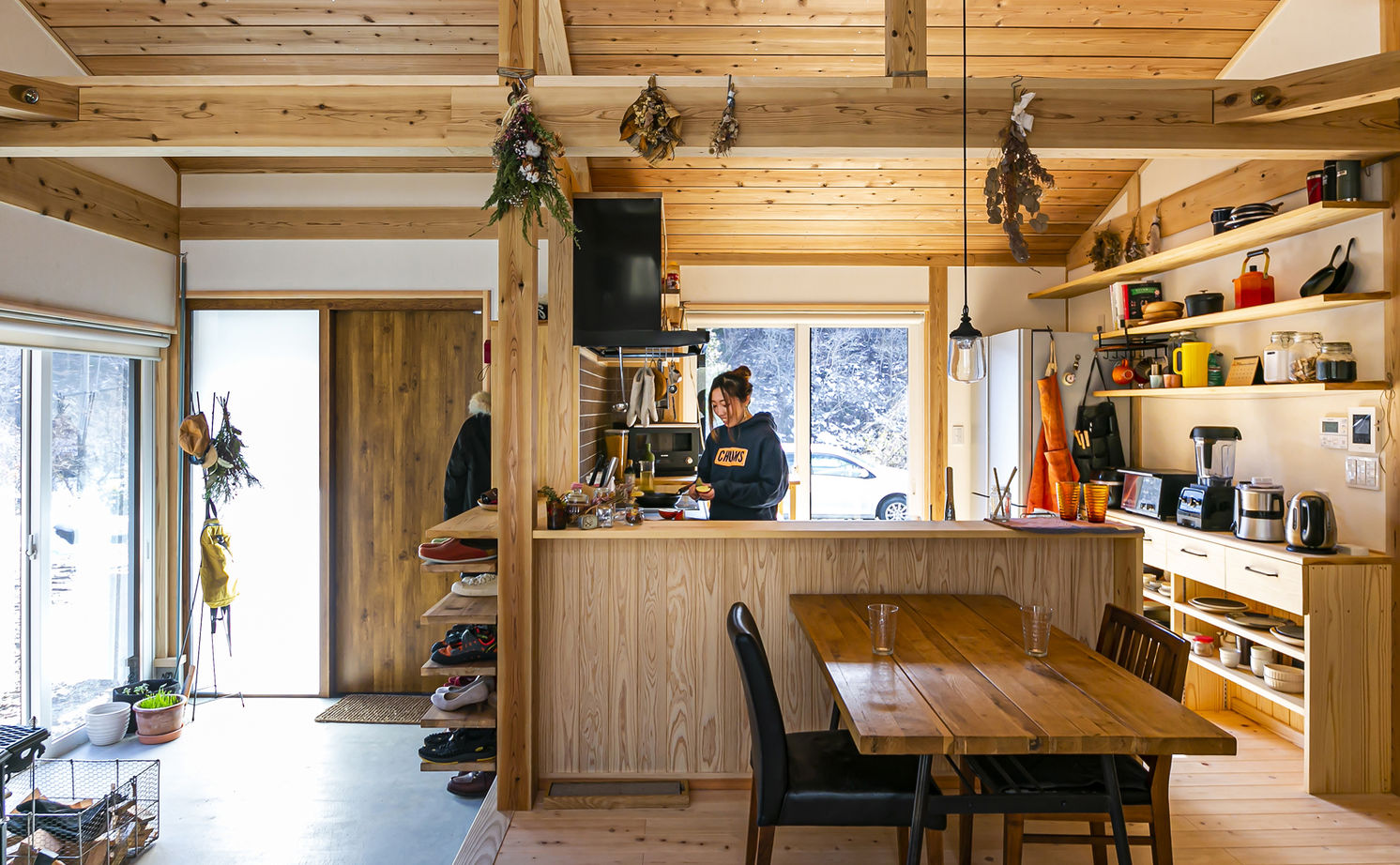 佐七建設 まるで別世界。空を、風を、季節の移り変わりを感じて暮らす。炎を囲み、自然との調和を楽しむ住まいの建築実例画像5