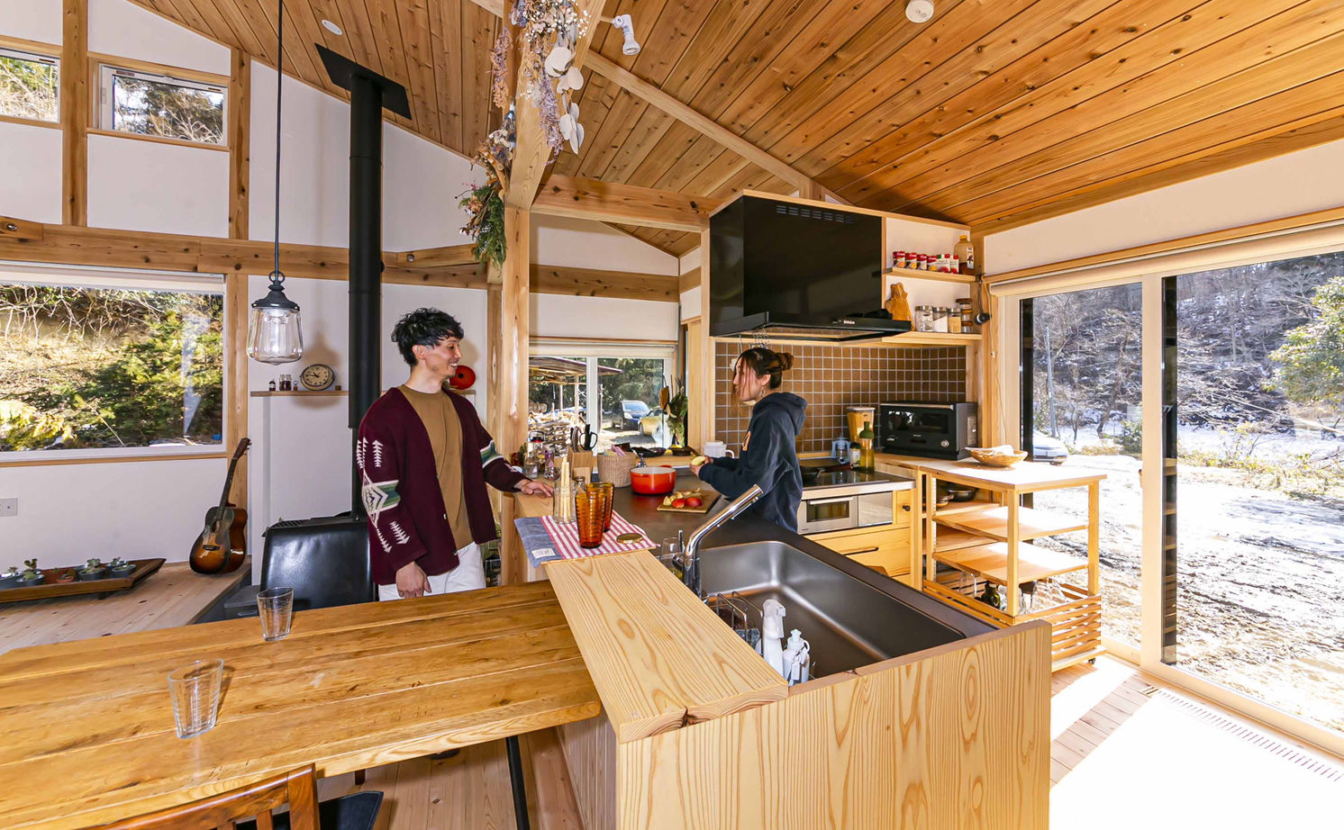 佐七建設 まるで別世界。空を、風を、季節の移り変わりを感じて暮らす。炎を囲み、自然との調和を楽しむ住まいの建築実例画像6