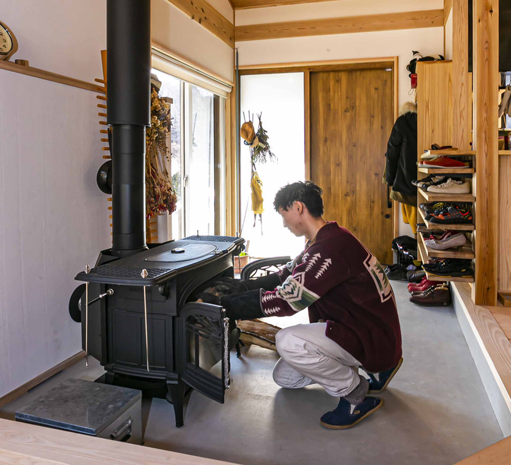佐七建設 まるで別世界。空を、風を、季節の移り変わりを感じて暮らす。炎を囲み、自然との調和を楽しむ住まいの建築実例画像10