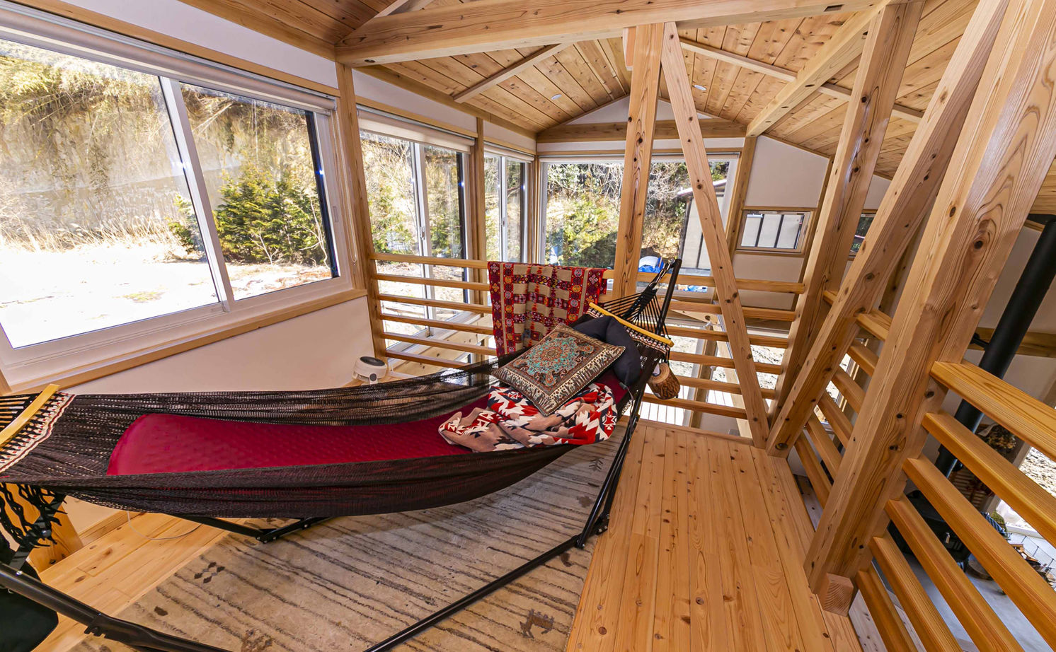 佐七建設 まるで別世界。空を、風を、季節の移り変わりを感じて暮らす。炎を囲み、自然との調和を楽しむ住まいの建築実例画像12