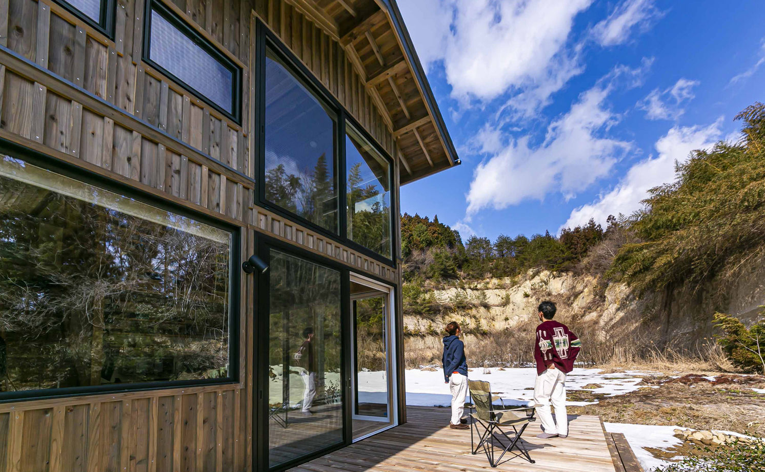 佐七建設 まるで別世界。空を、風を、季節の移り変わりを感じて暮らす。炎を囲み、自然との調和を楽しむ住まいの建築実例画像16