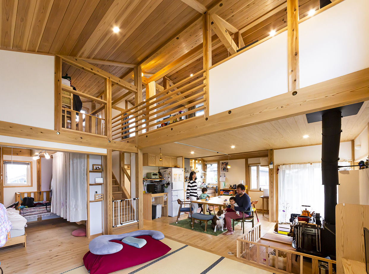 佐七建設 薪ストーブと畳リビングの暮らし。壁付けキッチンを採用し空間に十分なゆとりを設けた自然素材の住まいの建築実例画像2