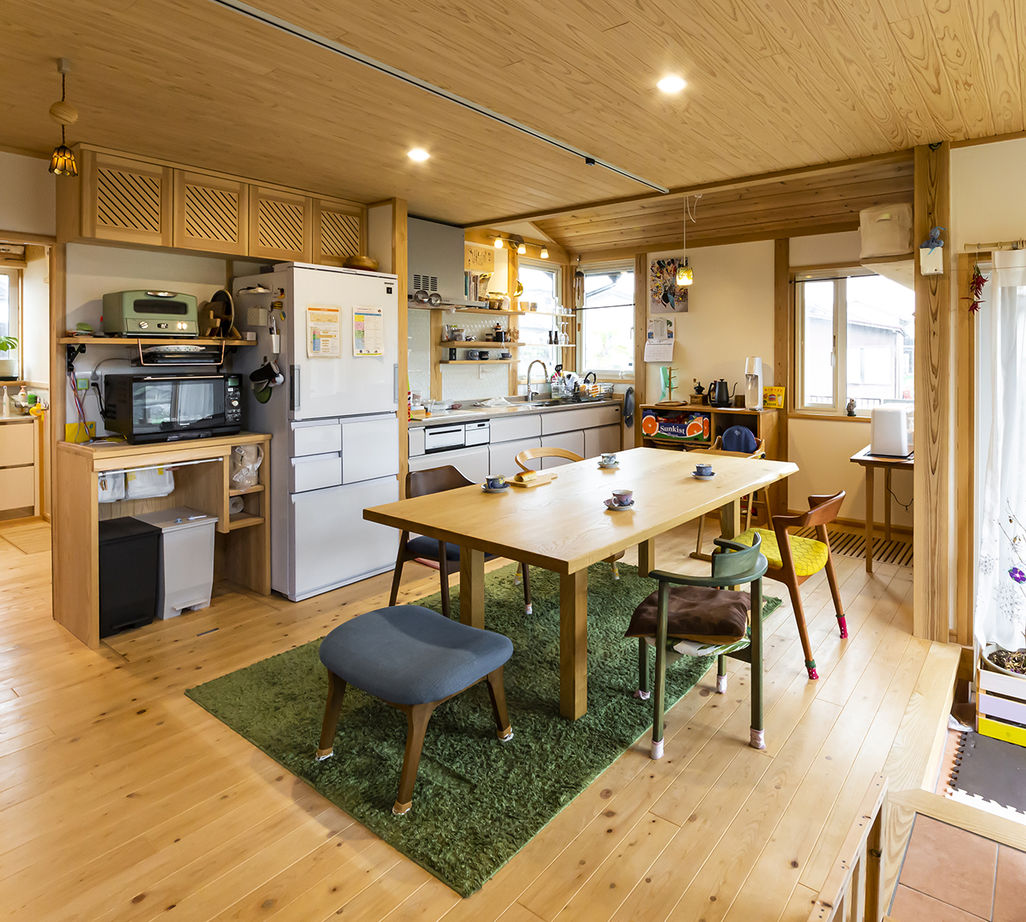 佐七建設 薪ストーブと畳リビングの暮らし。壁付けキッチンを採用し空間に十分なゆとりを設けた自然素材の住まいの建築実例画像3