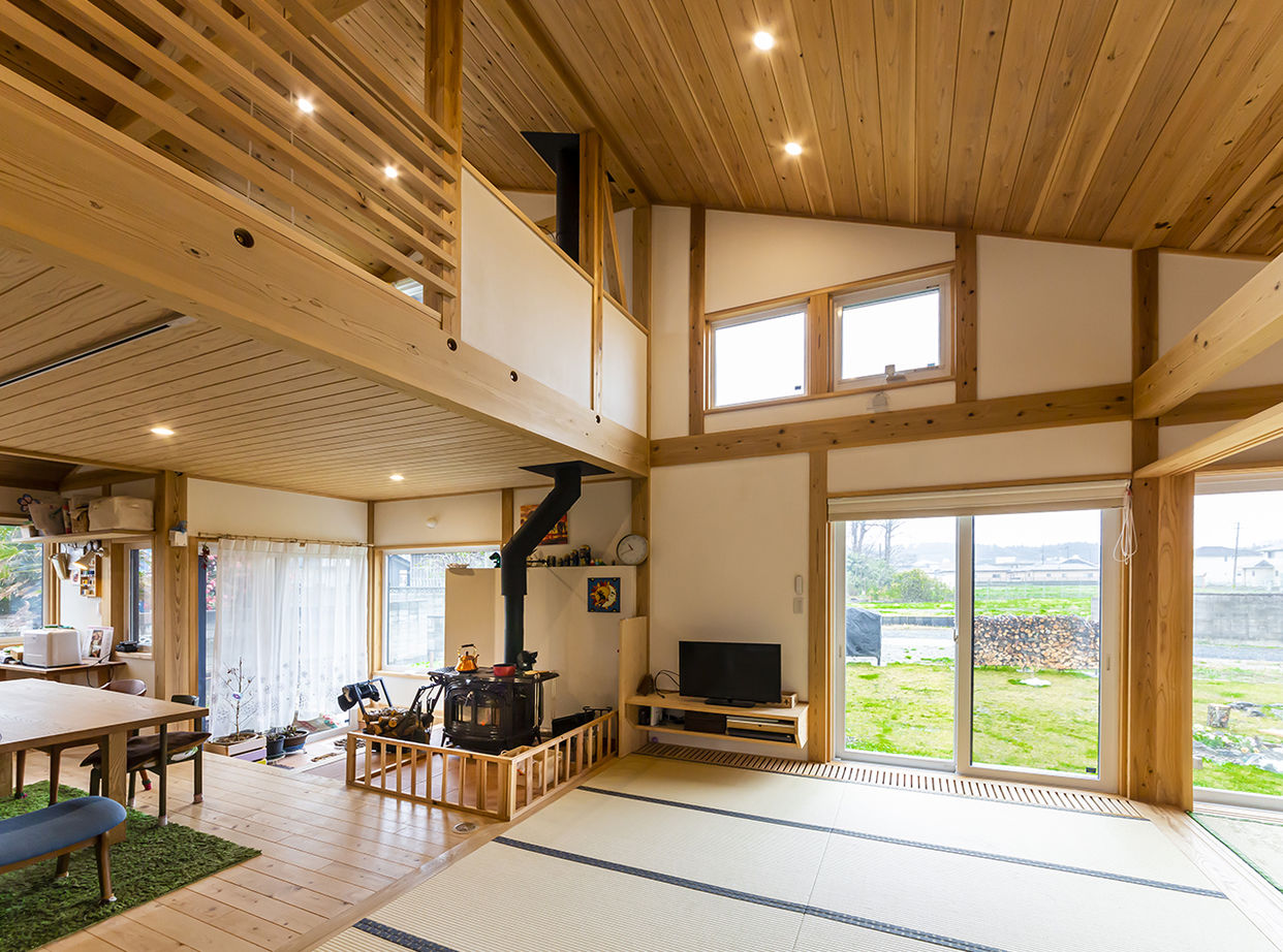 佐七建設 薪ストーブと畳リビングの暮らし。壁付けキッチンを採用し空間に十分なゆとりを設けた自然素材の住まいの建築実例画像4
