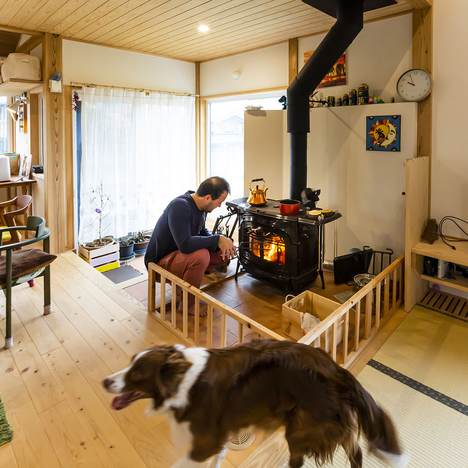 佐七建設 薪ストーブと畳リビングの暮らし。壁付けキッチンを採用し空間に十分なゆとりを設けた自然素材の住まいの建築実例画像5