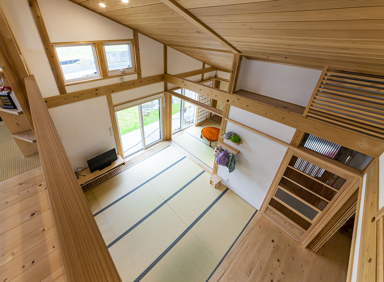 佐七建設 薪ストーブと畳リビングの暮らし。壁付けキッチンを採用し空間に十分なゆとりを設けた自然素材の住まいの建築実例画像7