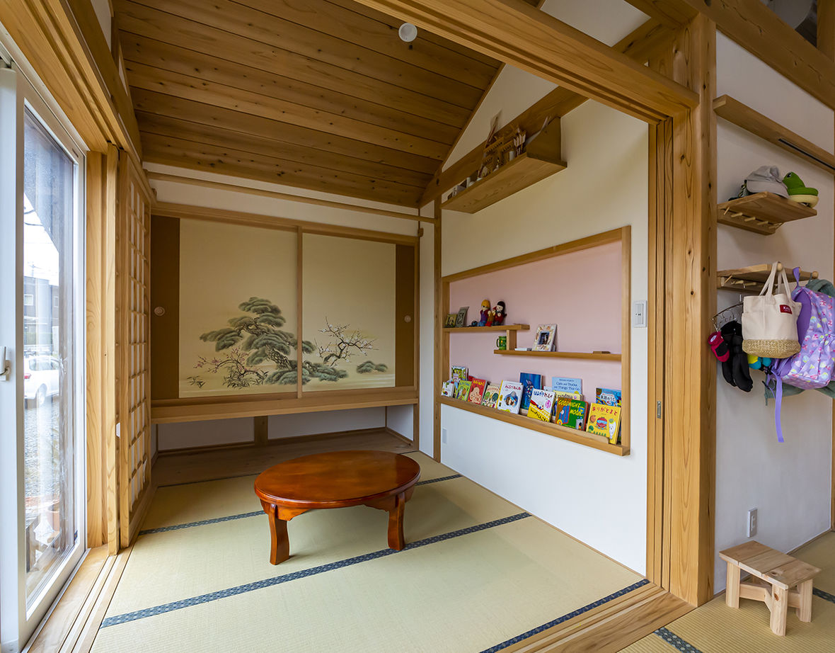 佐七建設 薪ストーブと畳リビングの暮らし。壁付けキッチンを採用し空間に十分なゆとりを設けた自然素材の住まいの建築実例画像8