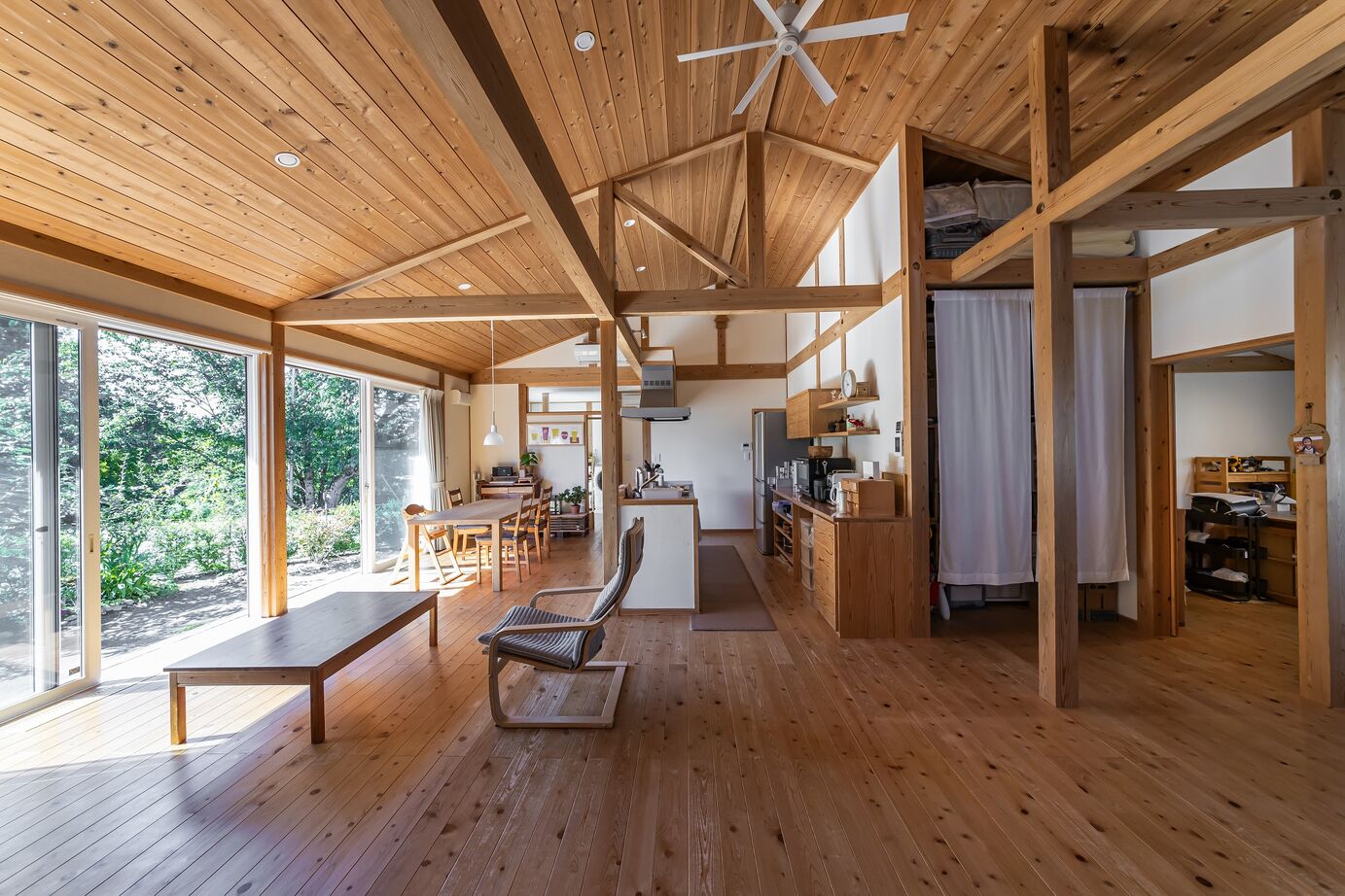 佐七建設 親子5人が暮らす、国産無垢材と塗り壁、自然素材の平屋造。南面にサンルームを配し、雨天時の洗濯も便利の建築実例画像2